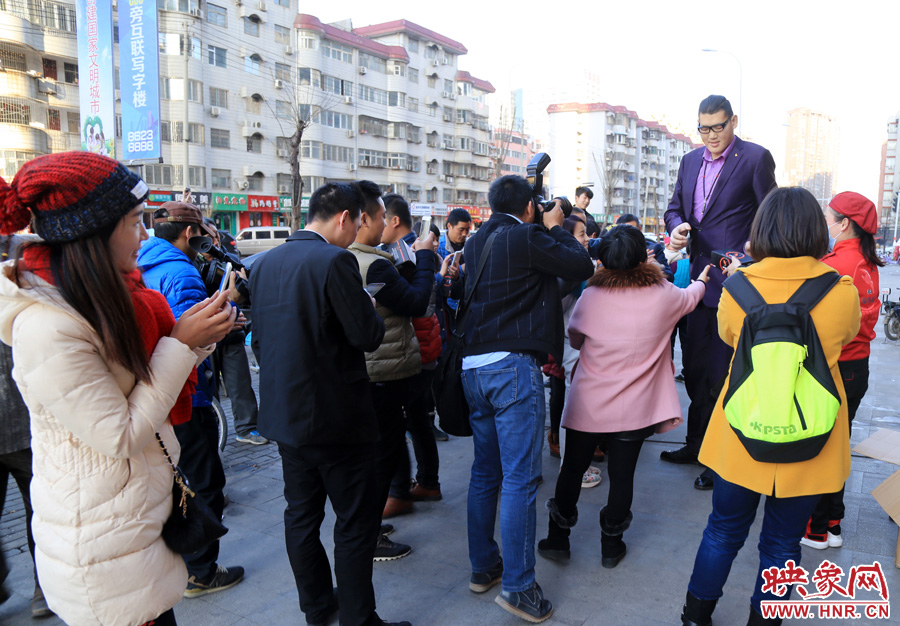 “亞洲第一巨人”張歡身高2.38米，在人群中非常出眾。