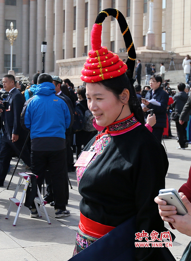 這位代表的頭飾你能猜出是哪個省的么？