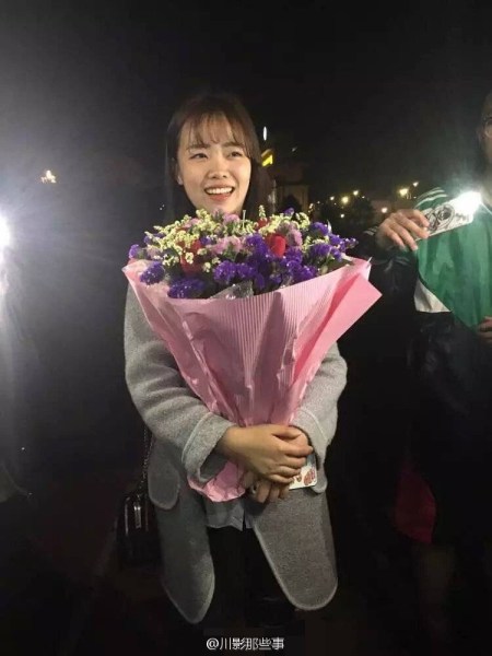 四川某高校全班男生單膝跪地 給女輔導員慶生 四川某高校全班男生單膝跪地 給女輔導員慶生