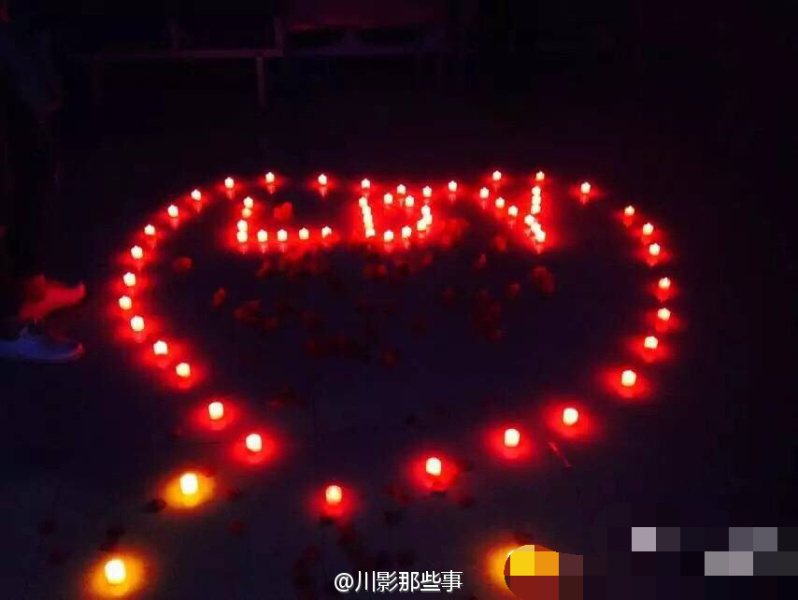 四川某高校全班男生單膝跪地 給女輔導員慶生 四川某高校全班男生單膝跪地 給女輔導員慶生