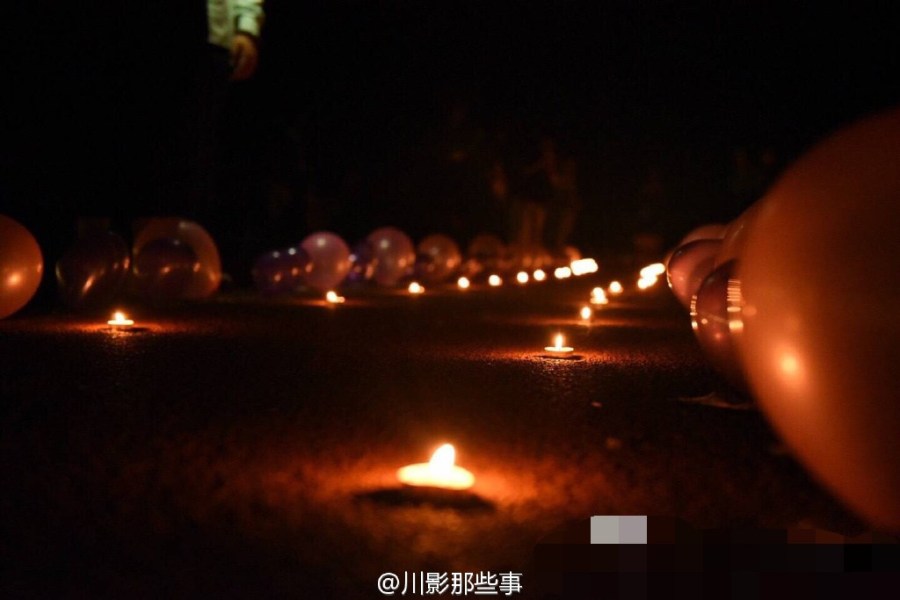 四川某高校全班男生單膝跪地 給女輔導員慶生 四川某高校全班男生單膝跪地 給女輔導員慶生