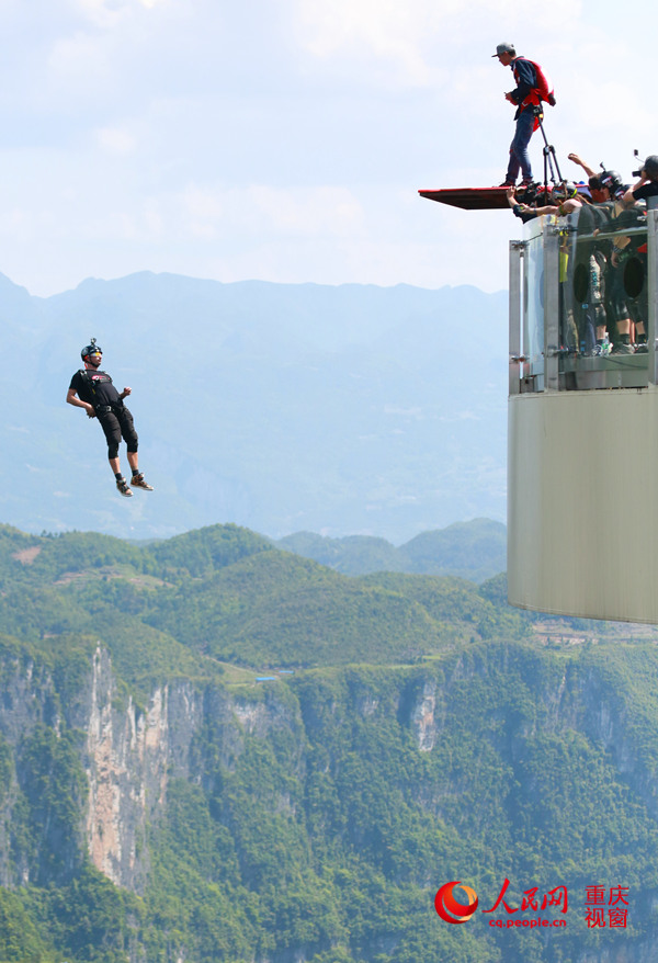 28日，2016世界低空跳傘大賽在重慶云陽龍缸景區(qū)正式開賽。圖為選手角逐中。劉政寧 攝