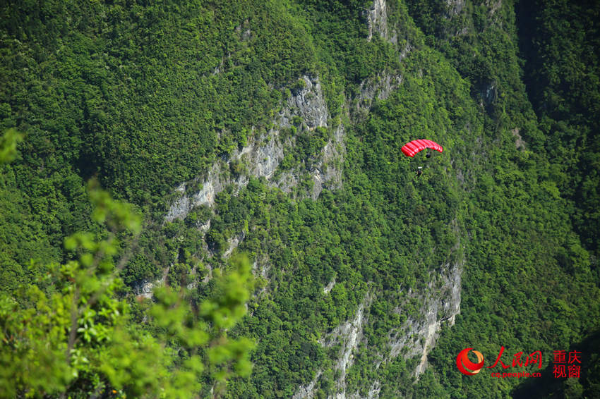 28日，2016世界低空跳傘大賽在重慶云陽龍缸景區(qū)正式開賽。圖為選手角逐中。劉政寧 攝