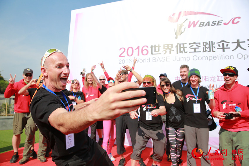 28日，2016世界低空跳傘大賽在重慶云陽龍缸景區(qū)正式開賽。圖為選手角逐中。劉政寧 攝