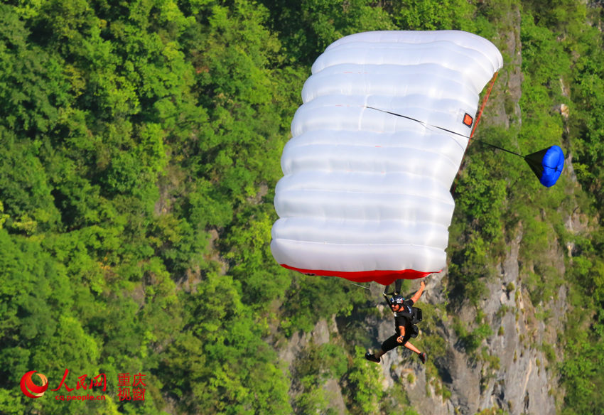 28日，2016世界低空跳傘大賽在重慶云陽龍缸景區(qū)正式開賽。圖為選手角逐中。劉政寧 攝