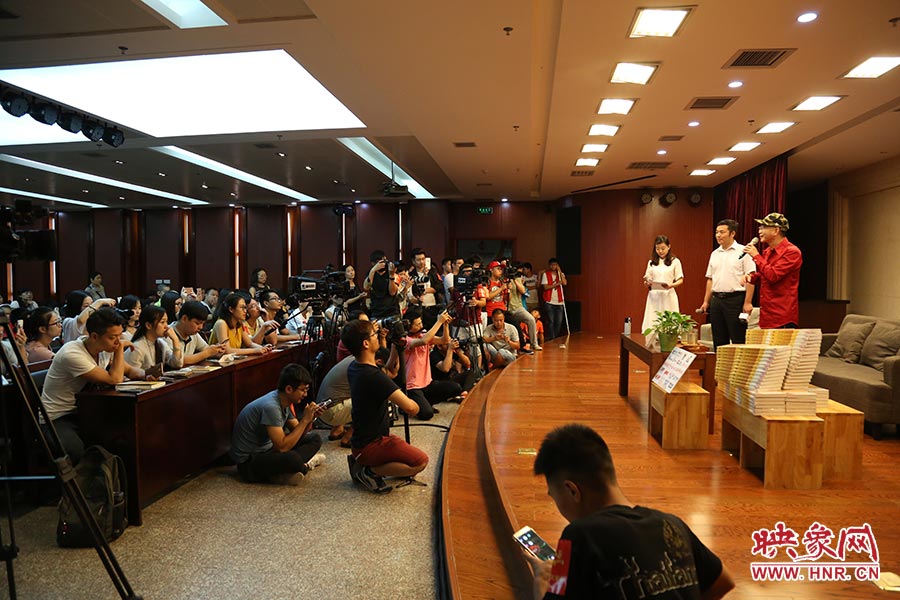 河南本土主流媒體基本全部到場(chǎng)，六小齡童接受記者提問(wèn)。