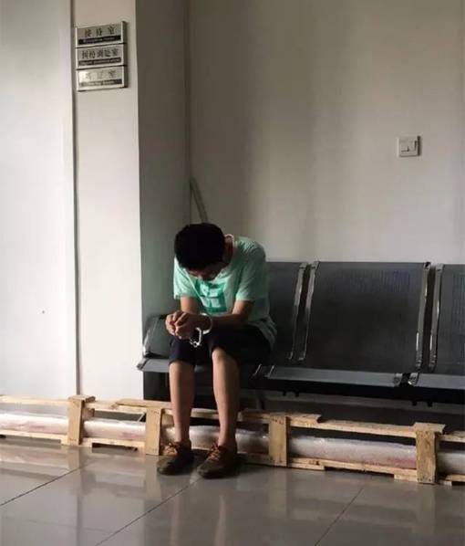 上海一女子地鐵上單手擒色狼 網(wǎng)友點贊 上海一女子地鐵上單手擒色狼 網(wǎng)友點贊