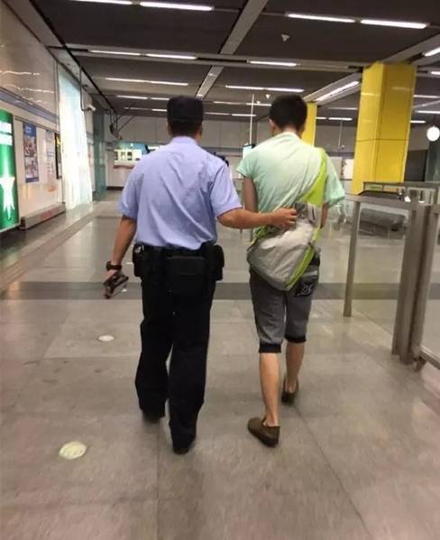 上海一女子地鐵上單手擒色狼 網(wǎng)友點贊 上海一女子地鐵上單手擒色狼 網(wǎng)友點贊