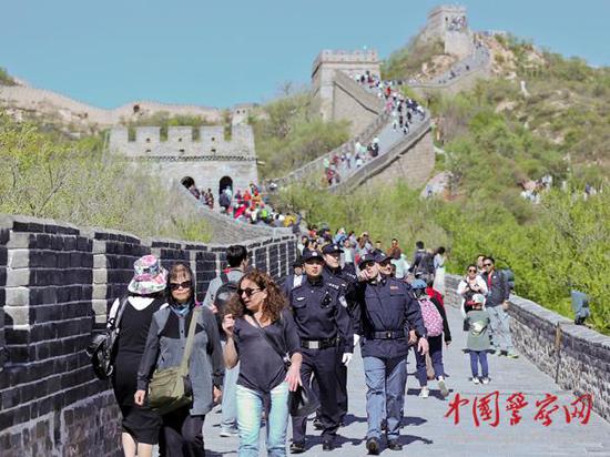 參加聯(lián)合巡邏的中意警察在長城上巡邏。本網(wǎng)記者 陳路坤 攝