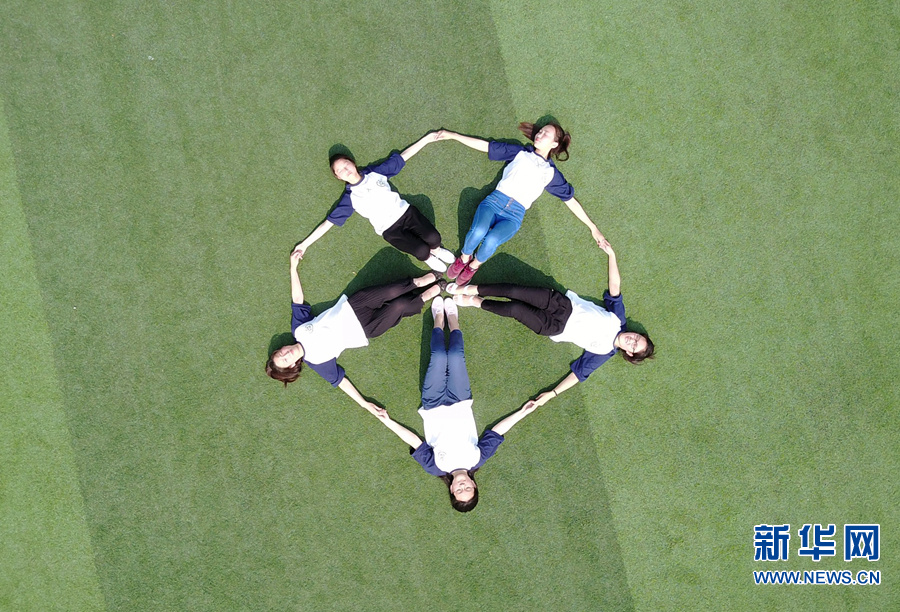 畢業(yè)季:擺個(gè)青春造型 紀(jì)念高中歲月 畢業(yè)季:擺個(gè)青春造型 紀(jì)念高中歲月