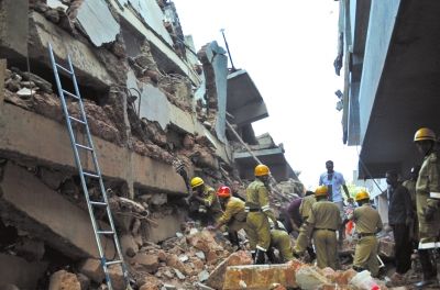4日，印度卡納科納，救援人員正在搜尋被掩埋的幸存者和遇難者遺體。圖/東方IC