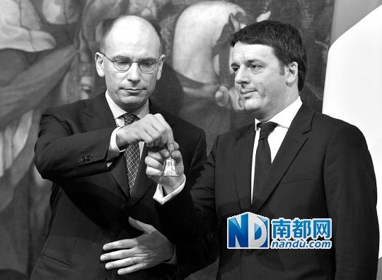 2月22日，在意大利羅馬總理府，新任總理馬泰奧·倫齊(右)與前任總理恩里科·萊塔舉行交接儀式。