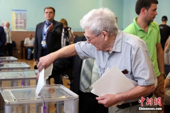 　5月25日，一名烏克蘭選民把填好的選票投入選票箱。