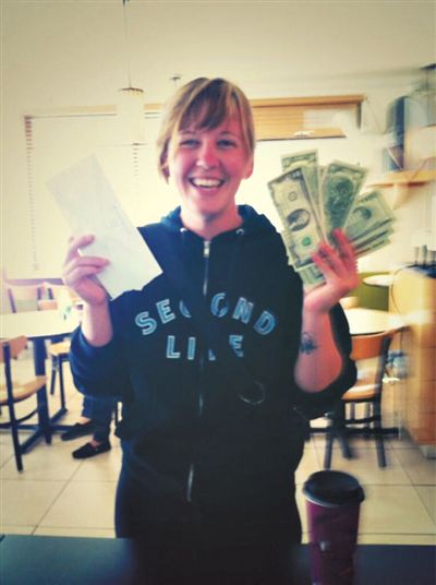 找到錢的“粉絲”會(huì)上傳一張與錢的合照。