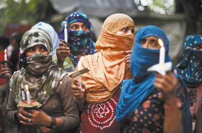 5月31日，新德里，印度民眾舉行紀(jì)念儀式，悼念在強奸案中遇害的兩名少女。