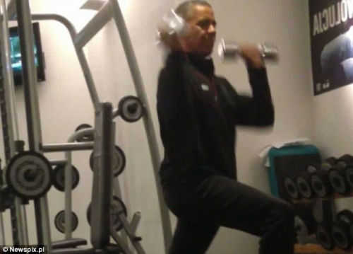 奧巴馬安?，F(xiàn)漏洞舉啞鈴健身時遭偷拍（組圖）（5）