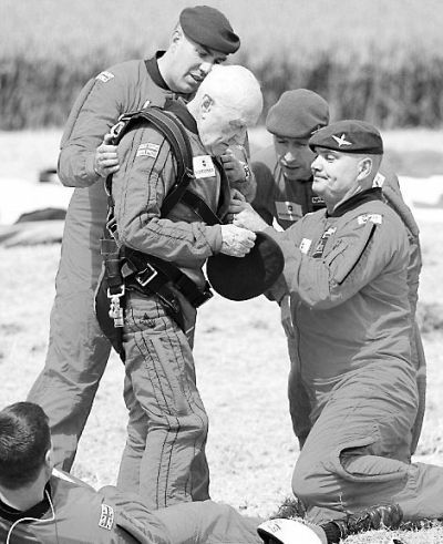 89歲的赫頓再次于70年前同一地點參加雙人跳傘。