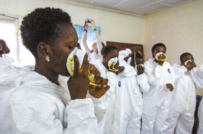 9月18日,塞拉利昂護士接受使用埃博拉防護裝備培訓(xùn)。新華社發(fā) 9月18日,塞拉利昂護士接受使用埃博拉防護裝備培訓(xùn)。新華社發(fā)