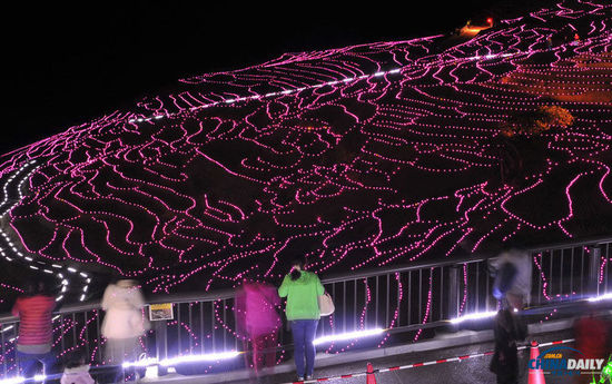 日本“白米千枚田”萬燈點(diǎn)綴 如夢如幻場面震撼