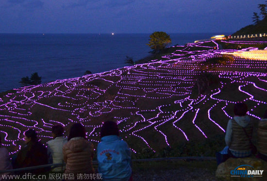 日本“白米千枚田”萬燈點(diǎn)綴 如夢如幻場面震撼