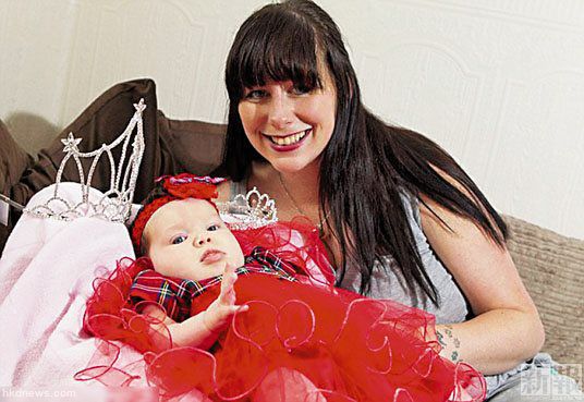 柯林斯在女兒盧娜6個(gè)月大時(shí)，便讓女兒參加選美。