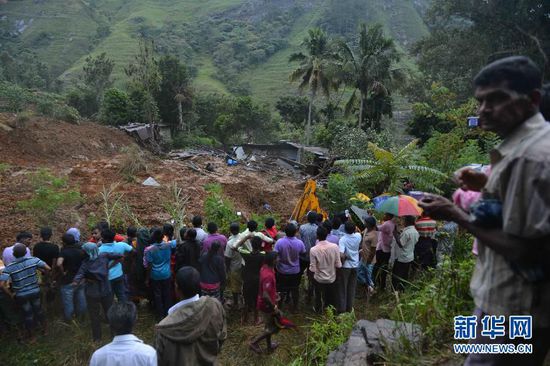 這張10月29日拍攝的照片顯示斯里蘭卡中部山體滑坡中幸存村民們正在被疏散。