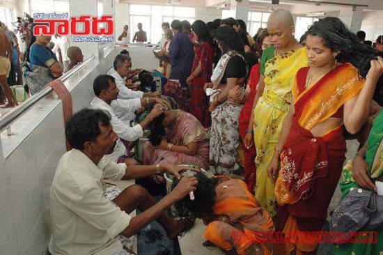 亮瞎眼！印寺廟朝圣日每天為2萬人剃光頭