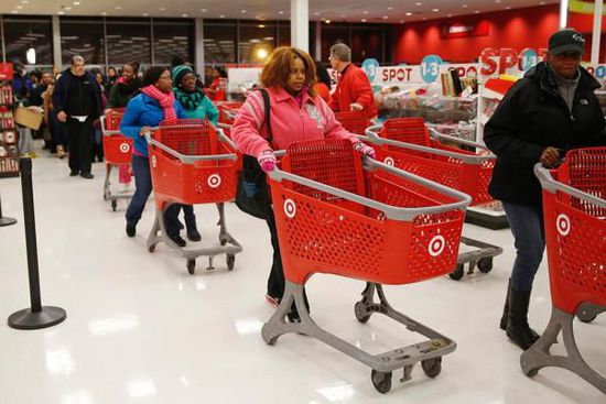 在整個(gè)感恩節(jié)假期，美國(guó)零售業(yè)銷(xiāo)售下降11%，為連續(xù)第二年下降。