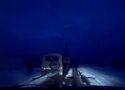 　　警察成功打開可疑汽車的車門并登上汽車，司機見狀立即停車及棄車逃走，警察則下車繼續(xù)追捕司機。