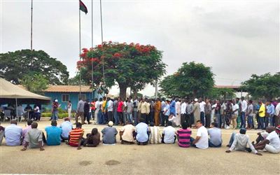 19日，安哥拉一檢查點(diǎn)抓扣大量外國(guó)人并查驗(yàn)證件。