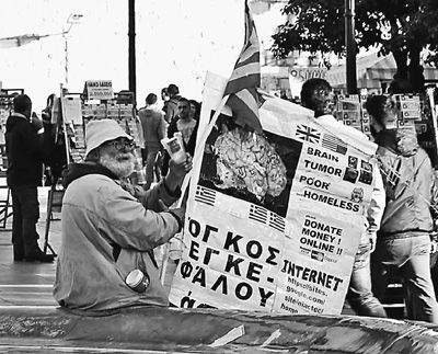 自債務(wù)危機(jī)爆發(fā)以來，希臘承諾實施以減薪、增稅、裁員和私有化為主要內(nèi)容的緊縮和改革政策。一系列的緊縮措施使民眾生活受到嚴(yán)重影響，約1/4的家庭陷入貧困。圖為今年1月希臘大選期間，在雅典市中心國會大廈前廣場乞討的老人。