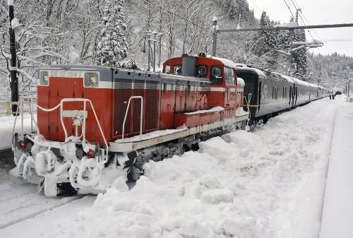 JR一臥鋪特急列車，因大雪在JR奧羽線津輕湯站附近拋錨，約130名乘客不得不在車上過夜。