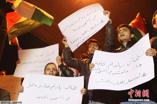 約旦軍方宣布，被極端組織“伊斯蘭國(guó)”劫為人質(zhì)的飛行員卡薩斯貝已遭殺害，憤怒的抗議群眾聚集首都安曼。 視頻：約旦政府談人質(zhì)遇害：一定會(huì)做出強(qiáng)有力回?fù)魜碓?央視新聞