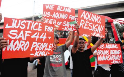 2月3日，菲律賓馬尼拉，民眾舉行示威游行悼念遇難的44名特警，并要求總統(tǒng)阿基諾下臺(tái)，對(duì)此次反恐行動(dòng)失敗負(fù)責(zé)。