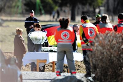 29日，法國(guó)塞訥鎮(zhèn)，搜救人員和遇難者家屬一同向遇難者致哀。