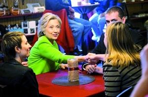 在宣傳片中，希拉里熱情地與三名“普通美國人”交談。