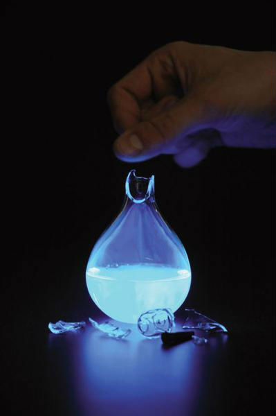 荷蘭藝術家發(fā)明人血燃料燈，一滴血照亮整間房。圖片來源：新加坡《聯(lián)合早報》網(wǎng)站