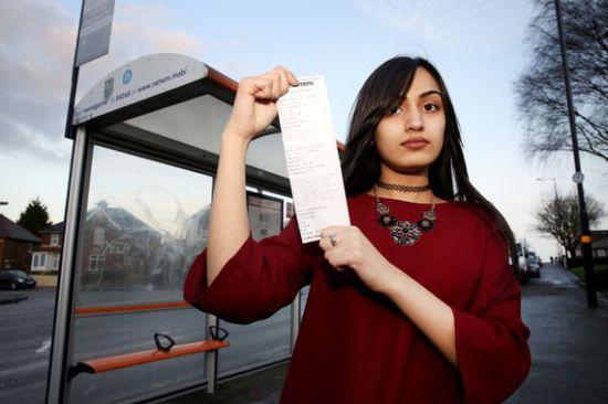 事發(fā)當(dāng)時(shí)薩迪克并未帶任何身份證件，無(wú)法證實(shí)自己真的只有15歲，百口莫辯的她，最后只好在全車乘客的注目下被趕下車和罰款，被迫走路回家。