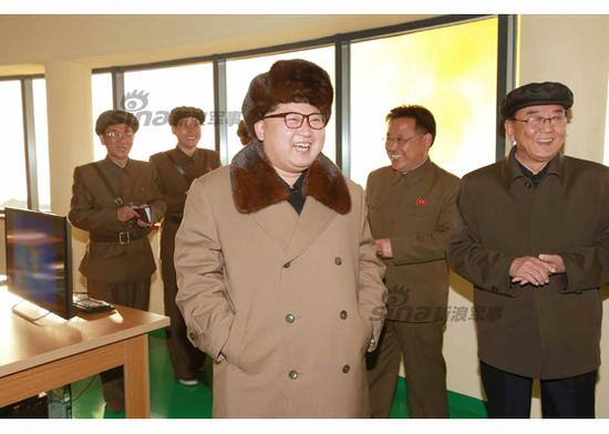 金正恩現(xiàn)場指導(dǎo)工作。