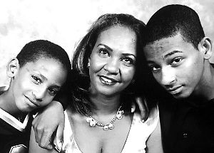 謝赫（右）和弟弟馬哈茂德（左）與母親合影。