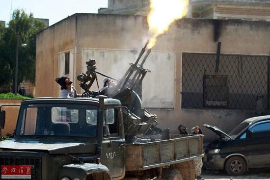 圖為反對(duì)派向政府軍的戰(zhàn)機(jī)開(kāi)火。