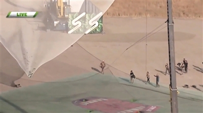 艾金斯成功落到一個(gè)1/3足球場(chǎng)大小的安全網(wǎng)上。