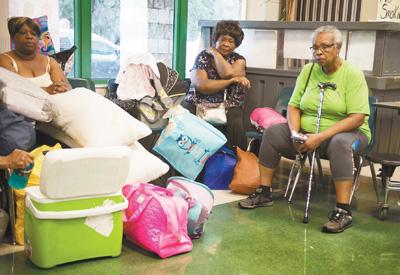 人們在美國佛羅里達(dá)州邁阿密的一個安置點休息。新華社發(fā)