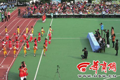 昨日，部分學(xué)生演員身著短袖短褲在表演節(jié)目 本報(bào)記者張欣攝