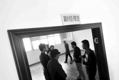  副經(jīng)理室裝修得相當(dāng)豪華，稱得上“土豪”級別