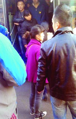 現(xiàn)場(chǎng)僵持不下，穿玫紅色衣服女子要車上乘客給她道歉