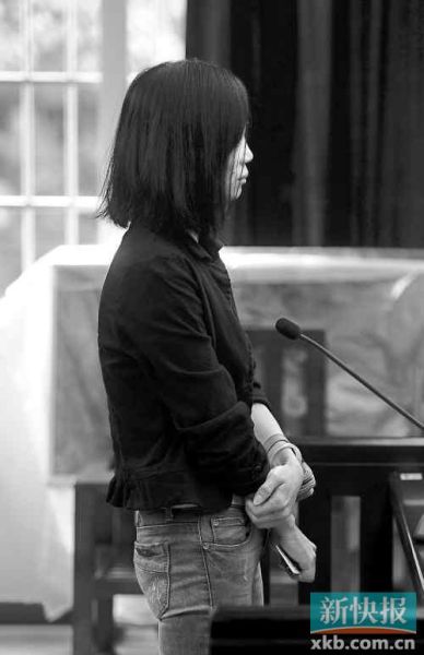 昨日，何敏在庭上抿著嘴不停抹眼淚。新快報(bào)記者孫毅/攝