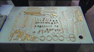 警方追回的被搶金首飾，有172件，2200多克。其余的都被嫌疑人變賣，用來購買手機的汽車。