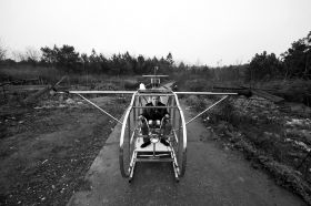 3月12日，汨羅白塘鄉(xiāng)趕洲村，李厚勝坐在他的“魚鷹直升機(jī)”上。圖/記者謝長貴