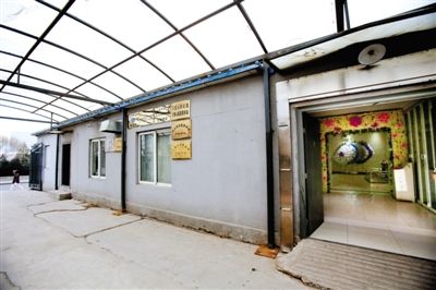 2月25日，北京石景山醫(yī)院，太平間旁的一間辦公室外掛有“八寶山殯儀館石景山醫(yī)院服務站”的牌子。本版攝影/新京報記者 王叔坤